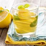 Cosa succede se bevi acqua con limone ogni mattina, al posto del caffè. Gli effetti sorprendenti si vedono dopo pochi giorni