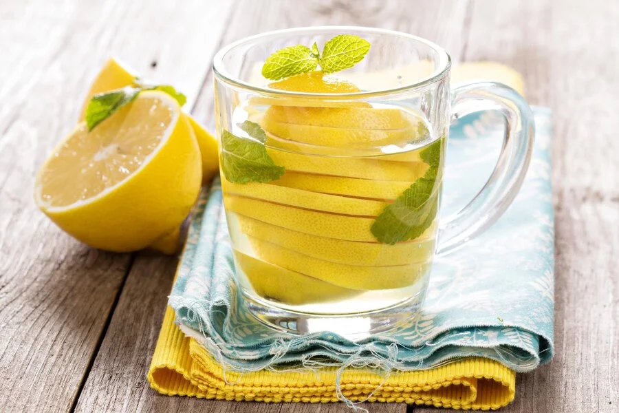 Cosa succede se bevi acqua con limone ogni mattina, al posto del caffè. Gli effetti sorprendenti si vedono dopo pochi giorni