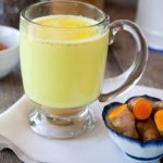 Come preparare il tè di curcuma per ridurre l’infiammazione e quali altri benefici porta con sé