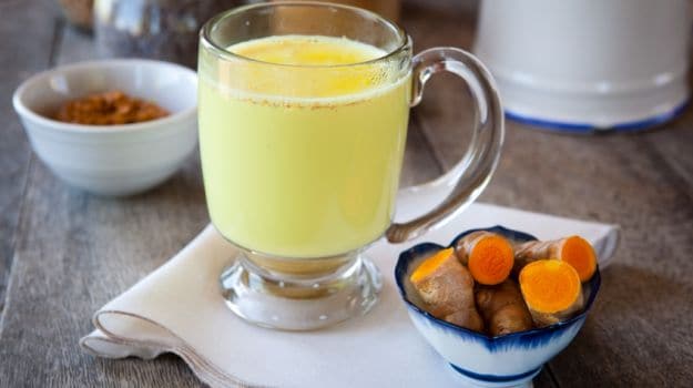 Come preparare il tè di curcuma per ridurre l’infiammazione e quali altri benefici porta con sé