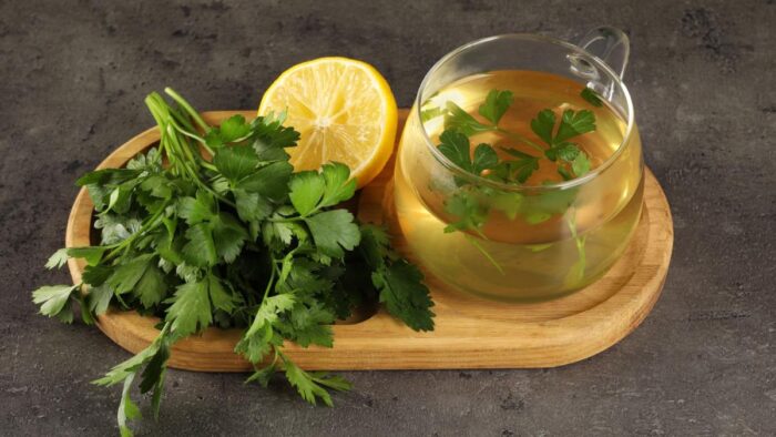 Succo di prezzemolo per la salute dei reni e del tratto urinario: ricette, somministrazione e controindicazioni