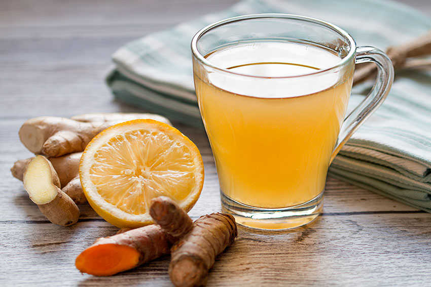 Tè di zenzero con curcuma: ricetta facile da preparare con benefici importanti per la salute