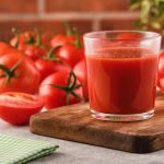 Un bicchiere di succo di pomodoro può migliorare la salute in molti modi
