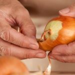 Le foglie di cipolla: il rimedio naturale dimenticato per capelli forti e lucenti
