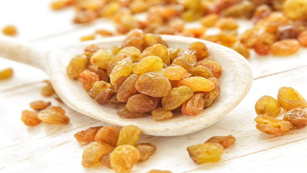 Uvetta dorata: 12 modi in cui fa bene + profilo nutrizionale