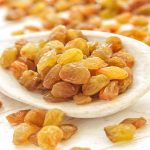 Uvetta dorata: 12 modi in cui fa bene + profilo nutrizionale