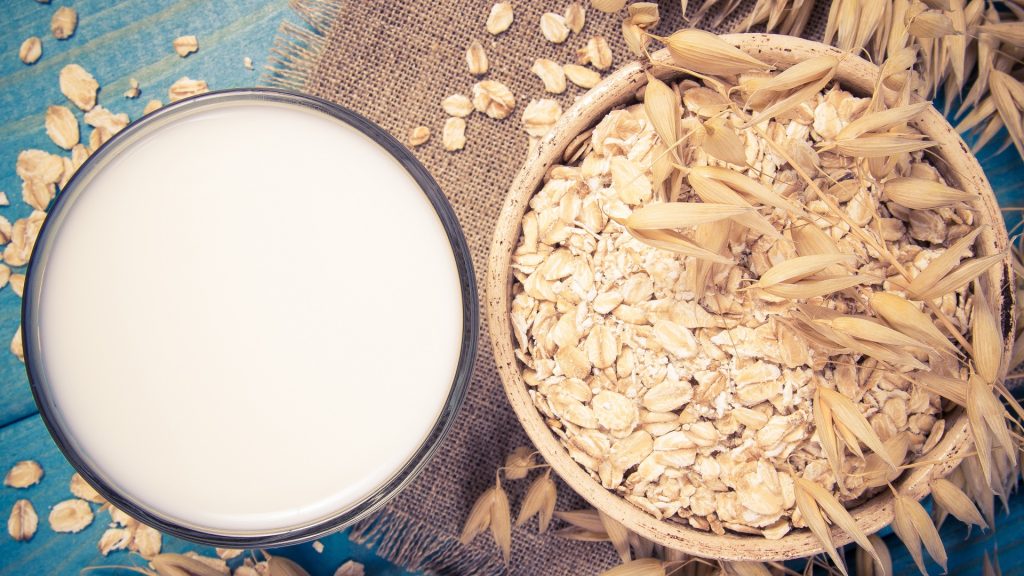 Latte di avena: come prepararlo rapidamente a casa con solo 2 ingredienti e quali benefici offre