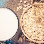Latte di avena: come prepararlo rapidamente a casa con solo 2 ingredienti e quali benefici offre