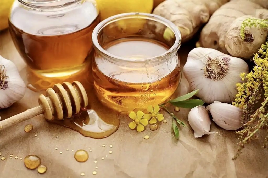 Elisirul naturale della salute: miscela di zenzero, aglio e miele consumata al mattino a stomaco vuoto
