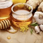 Elisirul naturale della salute: miscela di zenzero, aglio e miele consumata al mattino a stomaco vuoto
