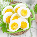 Uova sode: il super-alimento semplice e sano. Cosa contengono, quante puoi consumare al giorno e quali benefici apportano all’organismo