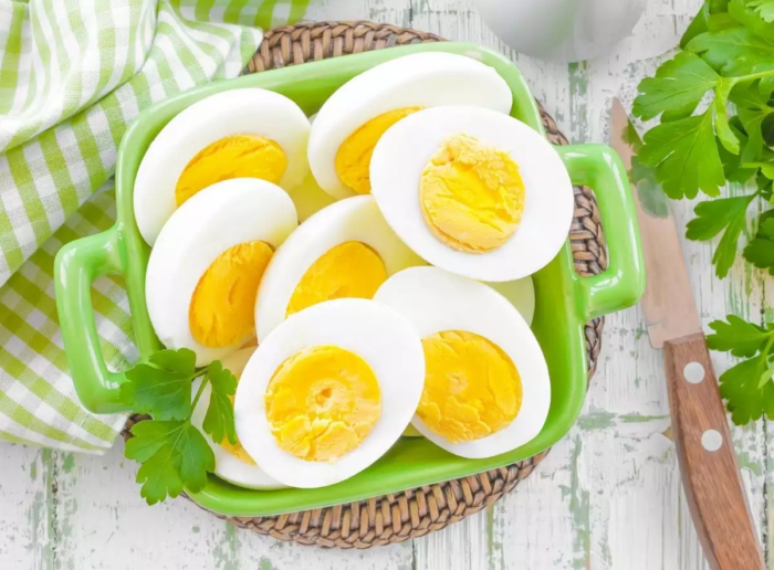 Uova sode: il super-alimento semplice e sano. Cosa contengono, quante puoi consumare al giorno e quali benefici apportano all’organismo