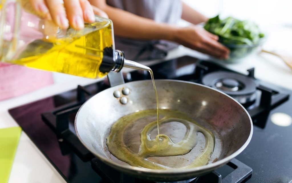 4 oli da cucina sani e 4 oli da evitare