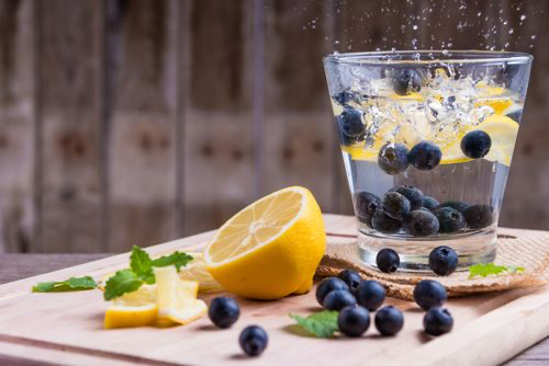 Acqua con limone per dimagrire: 4 ricette semplici
