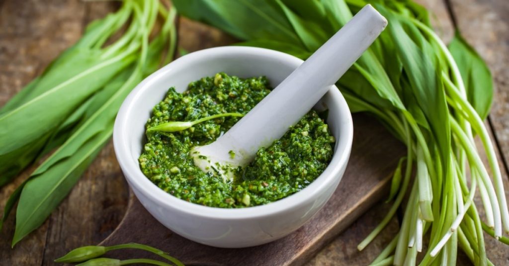 Compressa con aglio orsino per dolori articolari, infiammazioni e altre patologie: ricetta e modalità di applicazione