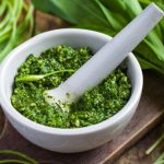 Compressa con aglio orsino per dolori articolari, infiammazioni e altre patologie: ricetta e modalità di applicazione