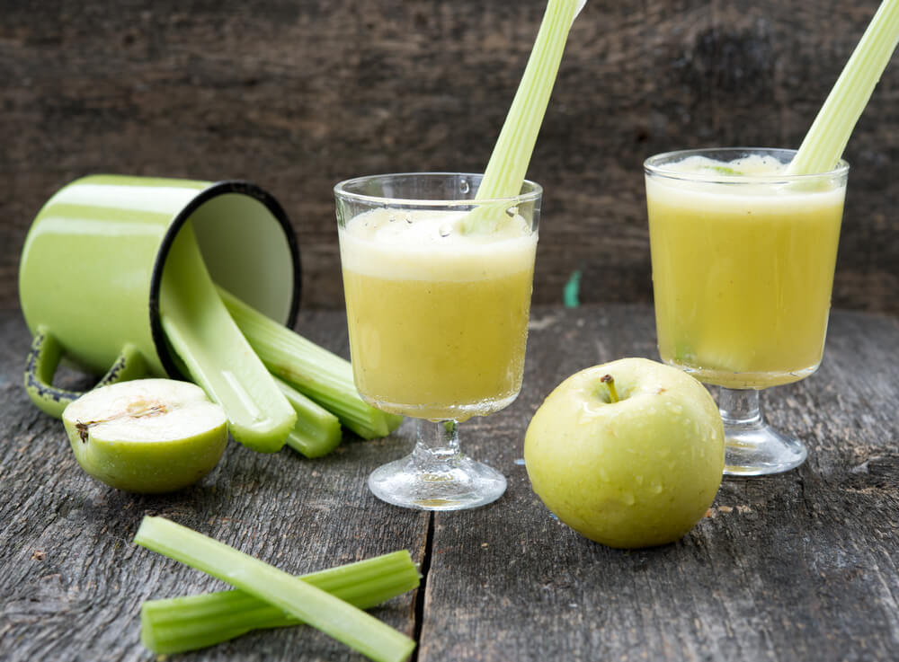 9 vantaggi eccellenti del consumo di succo di sedano + come prepararlo in meno di 5 minuti