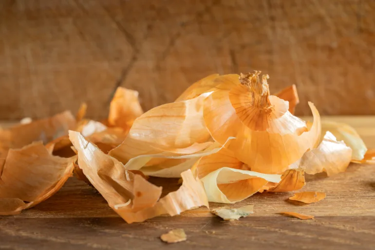 Decotto di bucce di cipolla usato dalle donne per piedi gonfi e dolori (ricetta e consumo)