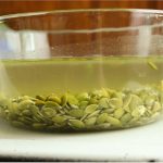 La cura con acqua di semi di zucca e il suo effetto sui parassiti intestinali