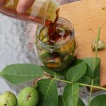 Miele con noci verdi: ricetta semplice, deliziosa e molto sana