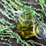 Olio di timo preparato in casa per infezioni e dolori muscolari