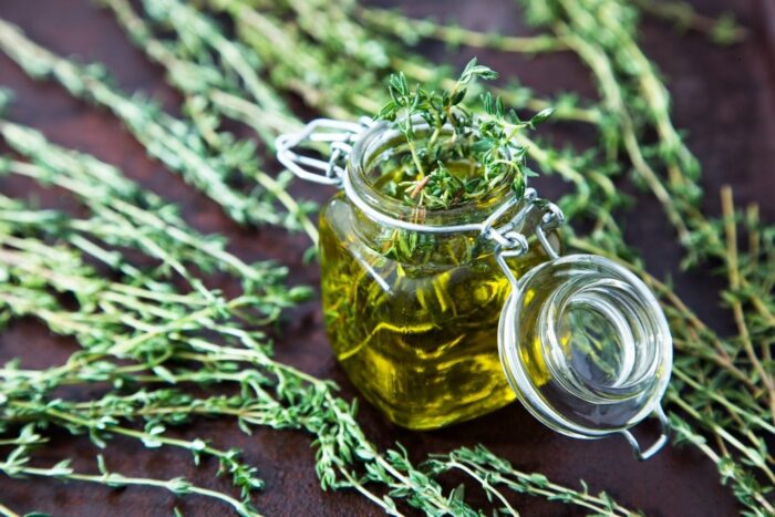 Olio di timo preparato in casa per infezioni e dolori muscolari