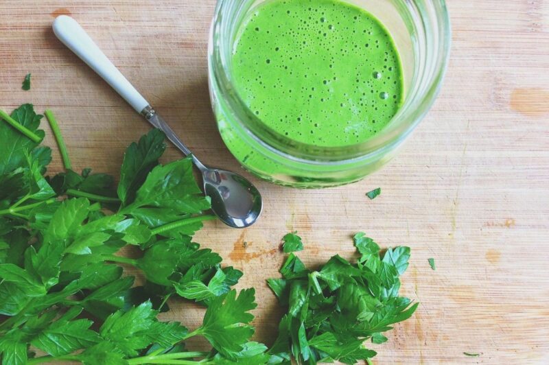 Ricetta di smoothie detox con mele e prezzemolo: ricetta e controindicazioni