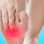 Bruciore ai piedi? Rimedi naturali e consigli medici per piedi infiammati
