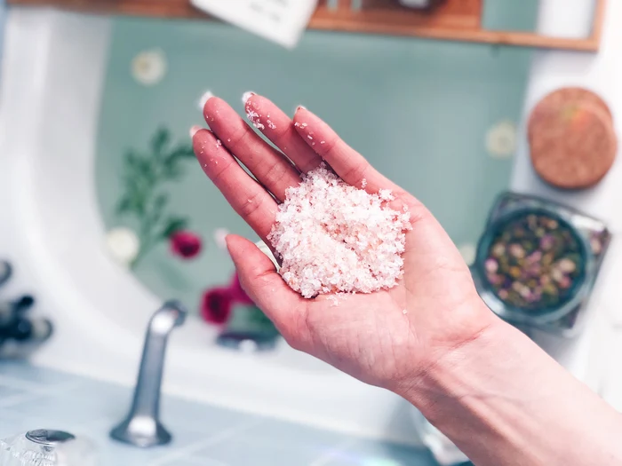 A cosa serve un bagno caldo con sale?
