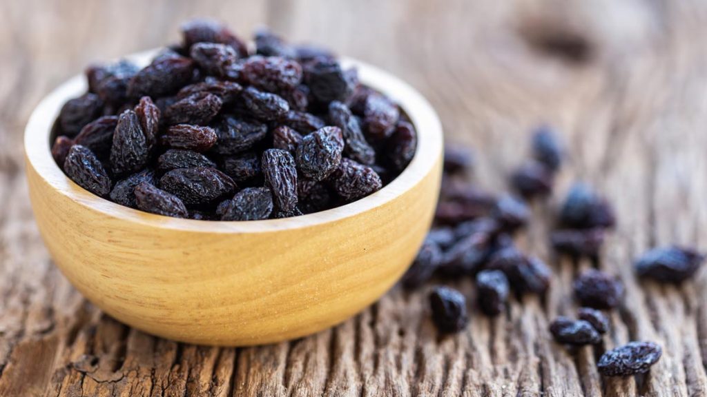 Uvetta nera per trattare l’anemia e ridurre il colesterolo: come consumarle e quali altri benefici hanno