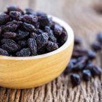 Uvetta nera per trattare l’anemia e ridurre il colesterolo: come consumarle e quali altri benefici hanno