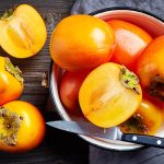 Kaki: Il frutto esotico è una fonte eccellente di vitamina A e C. Ricco di fibre e manganese, il kaki è benefico per la salute del sistema digestivo