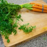 Le foglie di carota: un tesoro verde che butti via senza sapere cosa possono fare per la tua salute