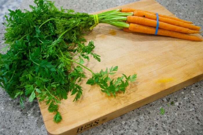 Le foglie di carota: un tesoro verde che butti via senza sapere cosa possono fare per la tua salute