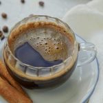 Metti un pizzico di cannella nel caffè? Ecco quali effetti ha sulla salute