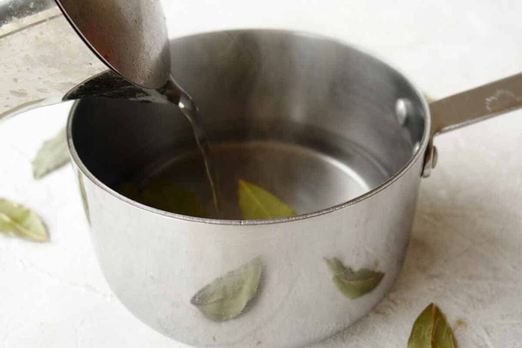 Cosa succede se bevi quotidianamente acqua con foglie di alloro: un’antica abitudine del sud della Romania
