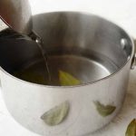 Cosa succede se bevi quotidianamente acqua con foglie di alloro: un’antica abitudine del sud della Romania