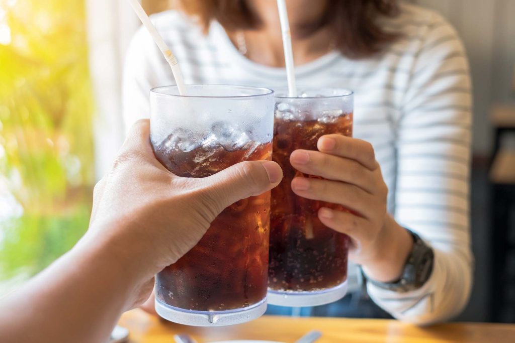 Cosa succede nel tuo corpo se bevi regolarmente bevande gassate e con cosa puoi sostituirle per uno stile di vita sano