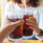 Cosa succede nel tuo corpo se bevi regolarmente bevande gassate e con cosa puoi sostituirle per uno stile di vita sano