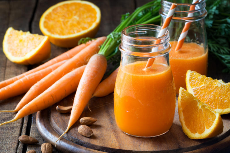 8 bevande detoxificanti a base di erbe, frutta e verdura ricche di antiossidanti: scegli la salute!