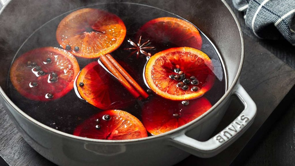 Il vin brulè è una bevanda deliziosa e tradizionale da consumare durante le festività