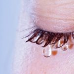 La lacrimazione degli occhi: rimedi naturali per risolvere il problema