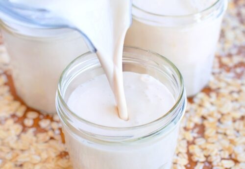 Latte di avena: come prepararlo correttamente e perché lo sostiene il Dr. Josh Axe