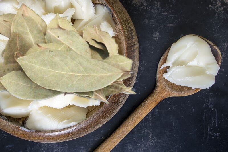 Foglie di alloro e strutto per le ginocchia infiammate: ricetta, azione e modalità di applicazione