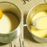 Latte caldo con tuorlo e miele: ricetta che fa miracoli in caso di estrema stanchezza