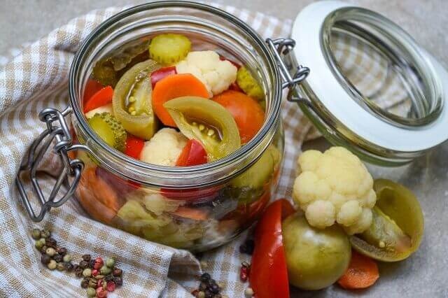 Le conserve, i probiotici dell’autunno: il cibo tradizionale che rigenera l’organismo dall’interno