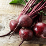 Utilizzata fin dal Medioevo come rimedio per trattare diverse affezioni, la barbabietola rossa rimane un ortaggio su cui puoi ancora contare (informazioni nutrizionali + dose giornaliera raccomandata)