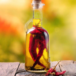 5 benefici incredibili pentru sănătate ai uleiului de chili și cum să-l prepari acasă în doar 8 minute