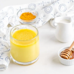 La ricetta più gustosa e semplice per il tè di curcuma, conosciuto anche come oro liquido