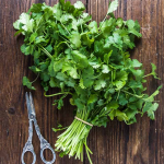 10 benefici per la salute del coriandolo + profilo nutrizionale e possibili effetti collaterali
